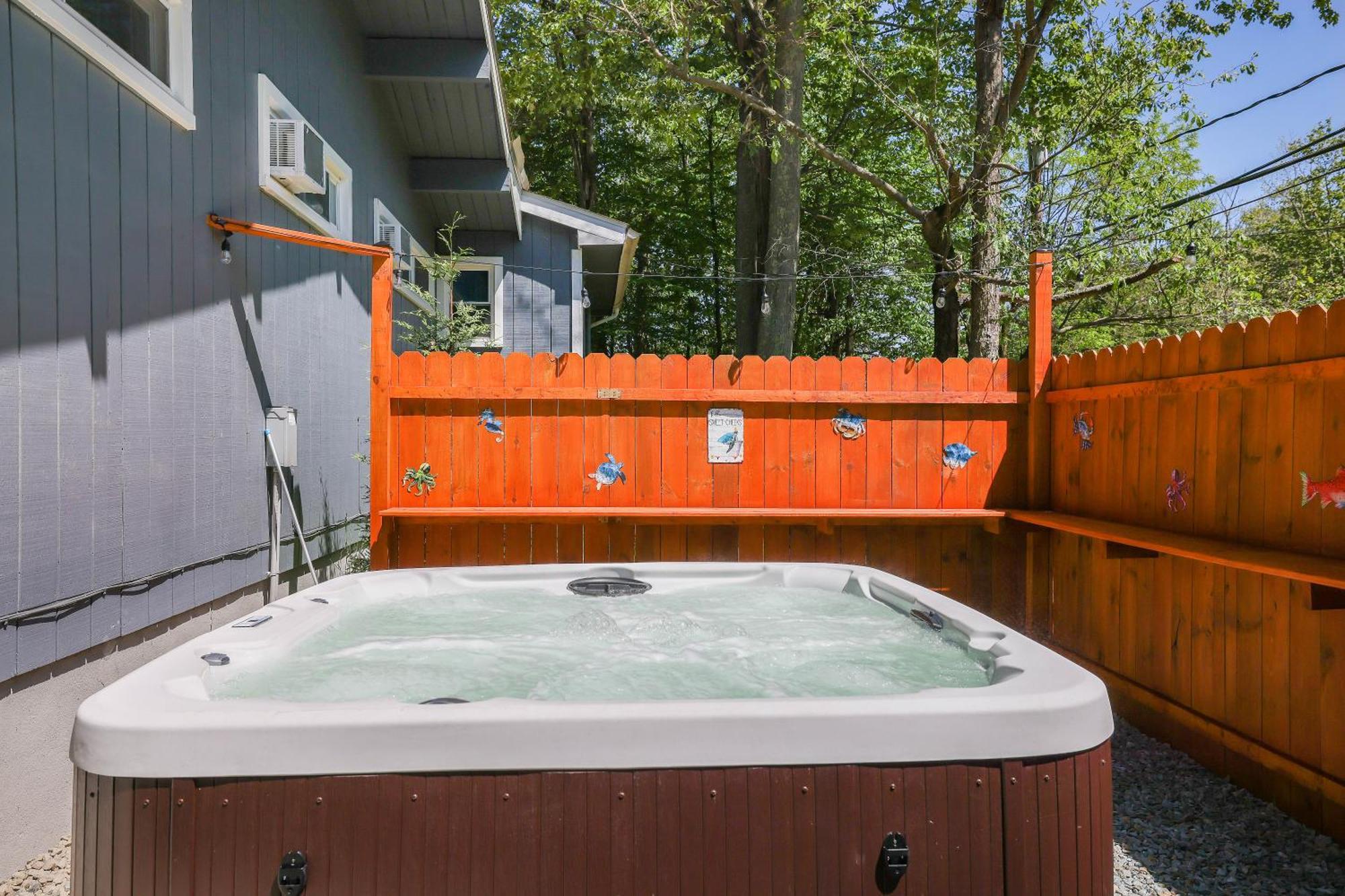 Chic And Stylish Home Hot Tub,4 Bedrooms, Game Movie Room, Firepit, Arcades, Playground On Site 2 Min Walk From Pool And Lake Tobyhanna エクステリア 写真