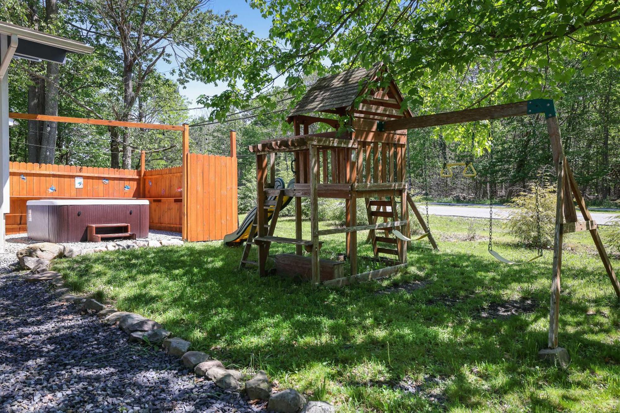 Chic And Stylish Home Hot Tub,4 Bedrooms, Game Movie Room, Firepit, Arcades, Playground On Site 2 Min Walk From Pool And Lake Tobyhanna エクステリア 写真